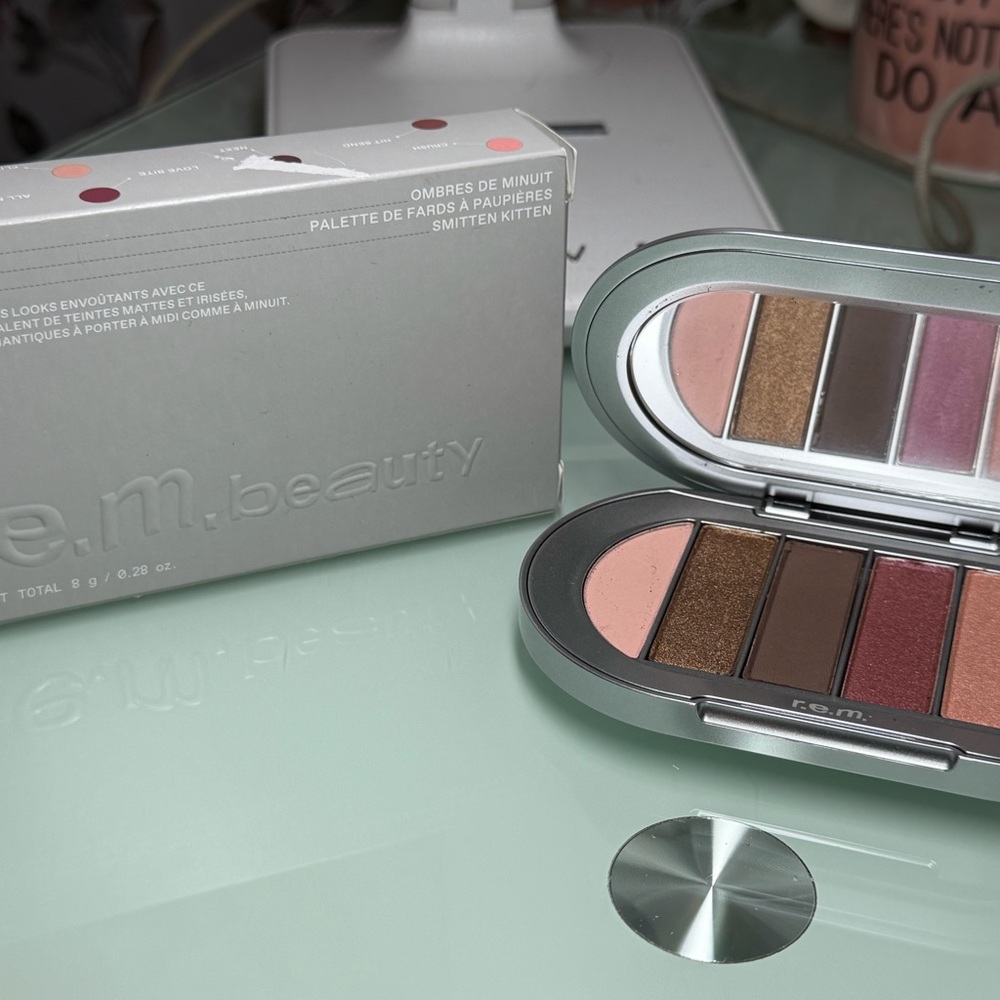 r.e.m. beauty Smitten Kitten Eyeshadow Palette - Pink & Brown Tones